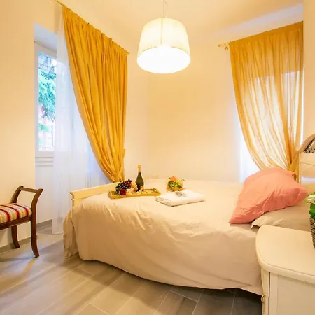 Sleeps 4 Air Con Apartment Lenno