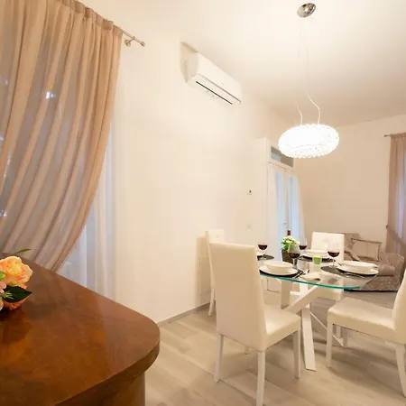 Sleeps 4 Air Con Apartment Lenno