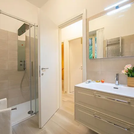 Sleeps 4 Air Con Lenno